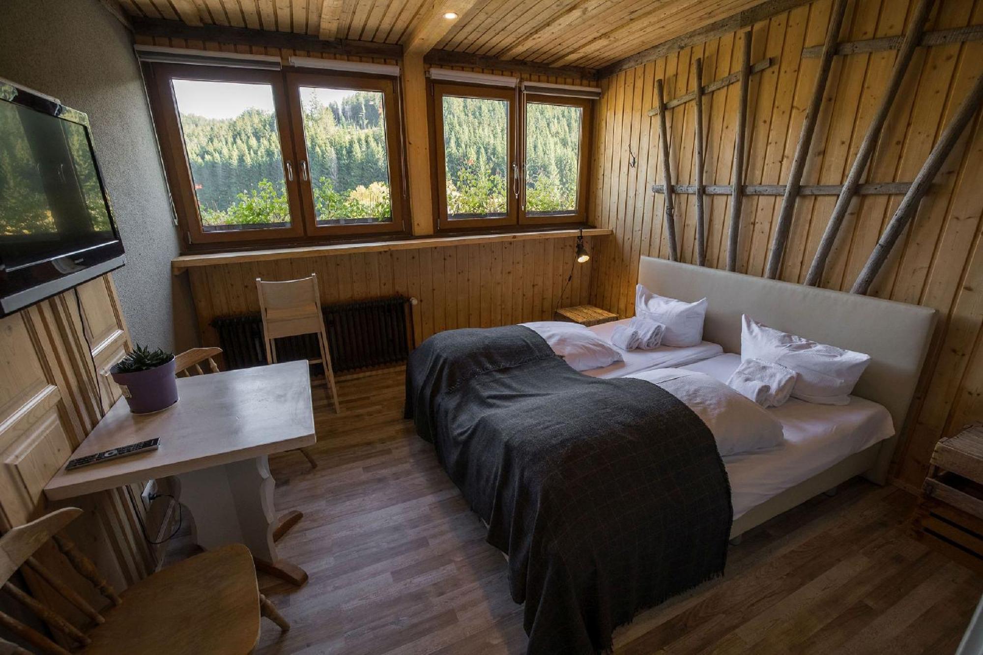 Berghotel Und Restaurant Kraeuter Chalet Furtwangen Exterior foto